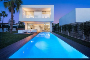 Voll ausgestattete moderne Villa in exklusiver Lage nur wenige Schritte vom Strand entfernt
